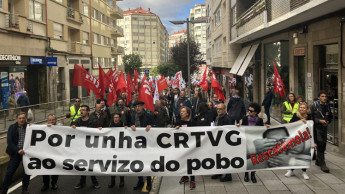 Centos de persoas chaman ao rescate dos medios públicos galegos en Santiago de Compostela